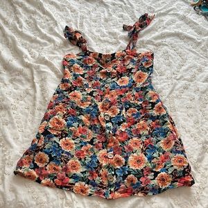 Detailed button down flower print dress w/ pockets and tie straps
